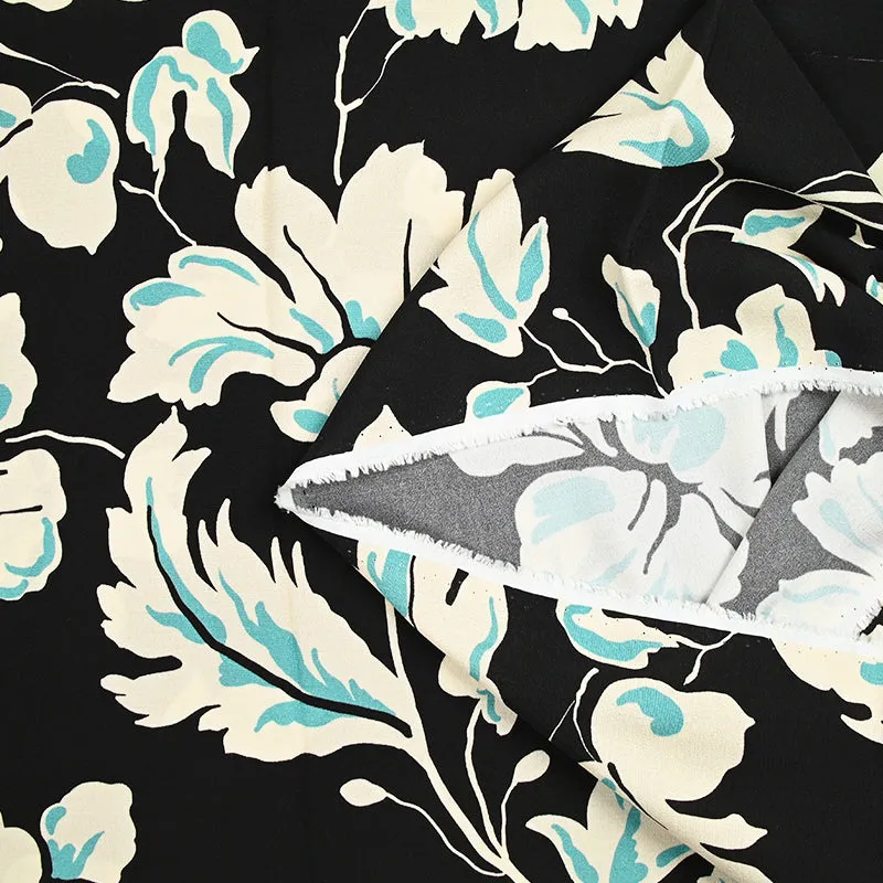Crêpe viscose imprimé fleurs écru et bleu fond noir