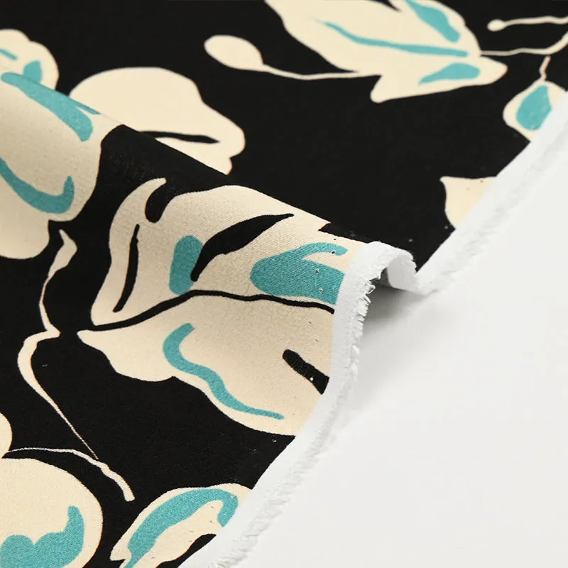 Crêpe viscose imprimé fleurs écru et bleu fond noir